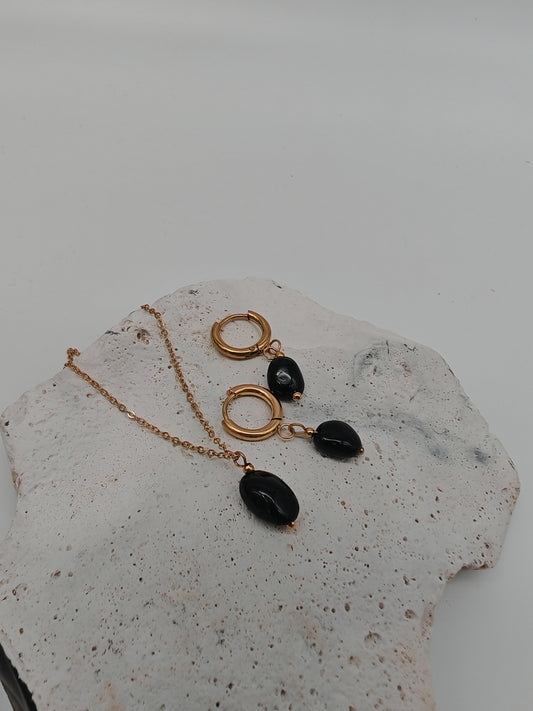 Ohrringe mit schwarzen Steinchenanhängern