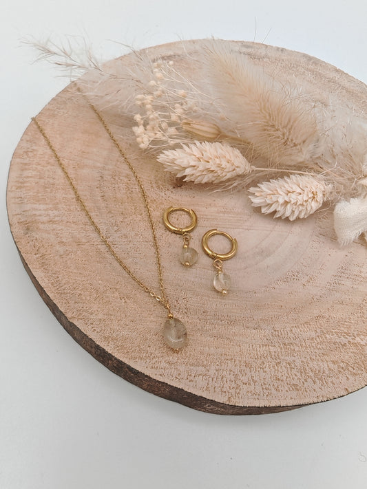 Halskette mit weißem Steinchen