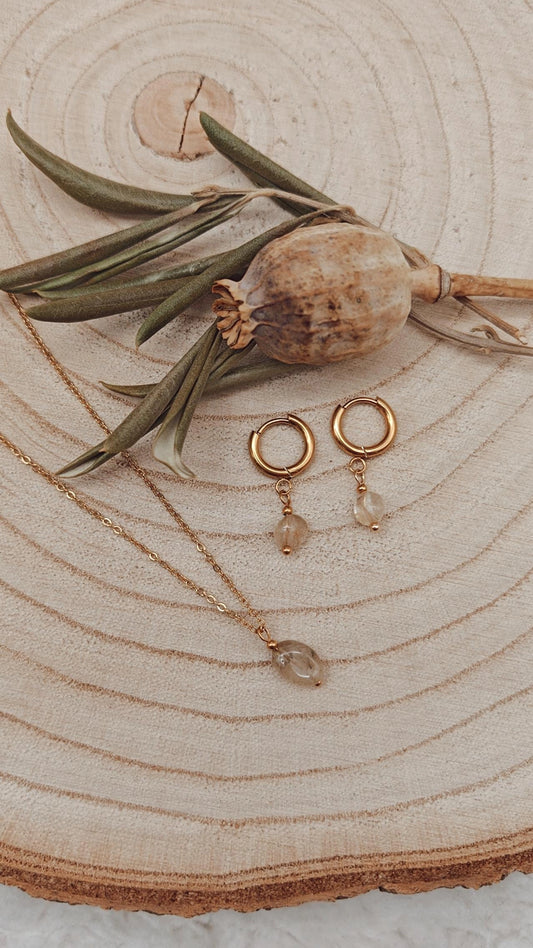 Ohrringe mit beige- weißem Steinchenanhängern