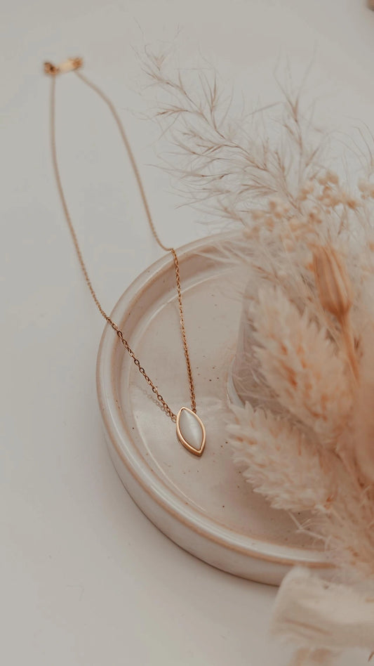 Halskette mit weißem Muschelanhänger