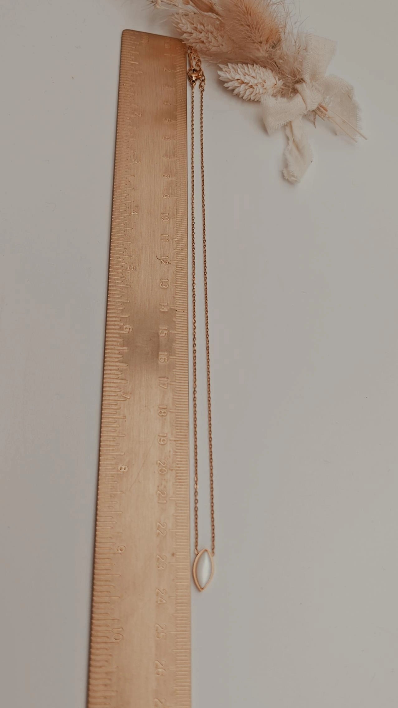 Halskette mit weißem Muschelanhänger