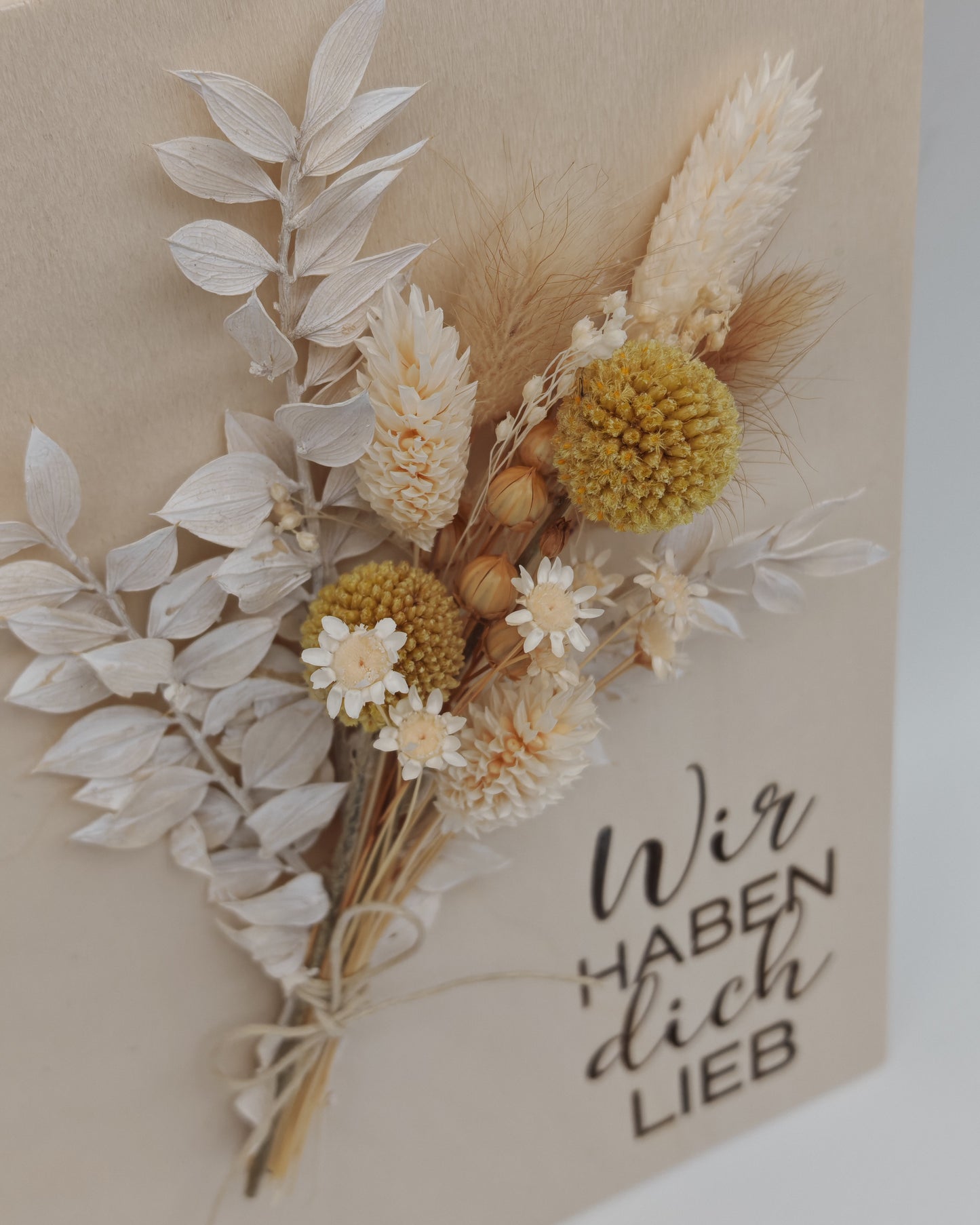 Trockenblumenschild "Wir haben dich lieb" gelb